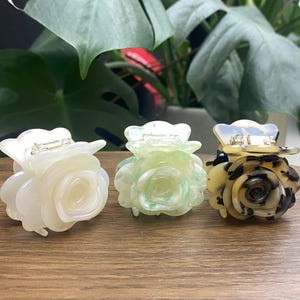 2.5インチ ローズフラワー アクリル ヘアクリップ ミニマリズム ヘアクロー 太め 3D 彫刻フラワー BOHO パターン ラブスタイル ママギフト 花形