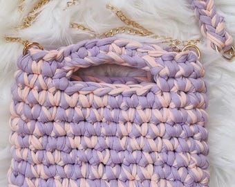 Petit sac à main en crochet dans des tons lilas et saumon doux