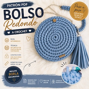 Puede incluir: Un bolso redondo de ganchillo azul con borla a juego, correa de cadena metálica y cierre de botón dorado. La imagen incluye texto en español sobre un patrón PDF de nivel intermedio para un proyecto con un diámetro final de 22 cm.