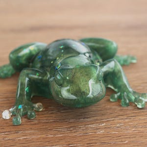 Colorful Epoxy Resin Frog Figurine: Handcrafted Nature-Inspired Desk Decor & Collectible Amphibian Art