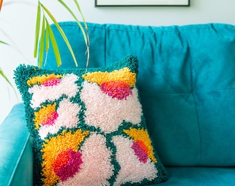 Bloomin' Lovely Floral Latch Hook Cushion Kit: Chunky Yarn Craft
