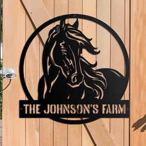 Letrero con nombre de caballo personalizado / Letrero de metal personalizado con caballo / Caballos en la cerca / Decoración para exteriores / Regalo para amantes de los caballos / Arte con caballos / Letrero de granero