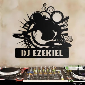 Arte de pared de metal personalizado con luz LED para DJ, letrero de metal para reproductor de DJ, regalo para disc jockey, regalo para amantes de la música, regalo de decoración de sala de música para hombre, cueva de hombre