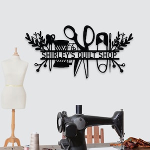 Letrero metálico de máquina de coser personalizado, decoración personalizada para sala de costura, arte mural de acolchado, letrero de sastrería, arte mural metálico hecho a mano para sala de manualidades.