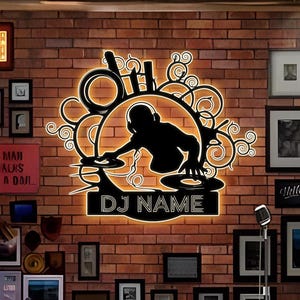 Arte de pared de metal personalizado con luz LED para DJ, letrero de metal para reproductor de DJ, regalos para DJ, regalo para disc jockey, regalo para amantes de la música, regalo de decoración de habitación para hombre