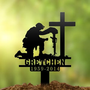Personalized Kneeling Soldier Memorial Metal Sign, Custom Army Military Veteran Stakes Grave Marker, Cemetery Decor, Dad Loss