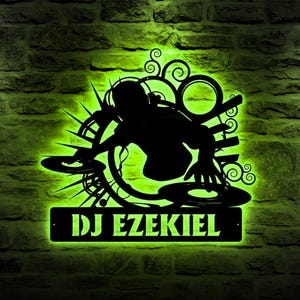 Arte de pared de metal personalizado con luz LED para DJ, letrero de metal para reproductor de DJ, regalo para disc jockey, regalo para amantes de la música, regalo de decoración de sala de música para hombre, cueva de hombre