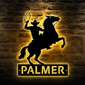 Cowboy Reitpferd LED Metallwandkunst, personalisiertes Ranch Zeichen, rustikales Westerndekor, Bauernhausgeschenk für Rodeo Liebhaber und Pferdebesitzer