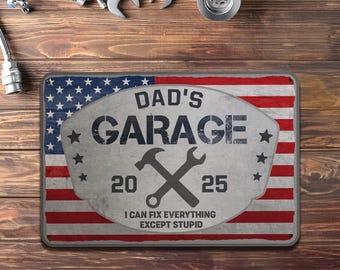 Targa Decorativa In Metallo 'Dad's Garage' 30x20 Cm – Cartello Vintage Per Parete, Con Fori Preforati, Resistente Ai Raggi UV, Idea Regalo Divertente Per Papà - 2