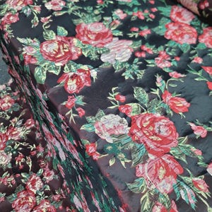 Tessuto broccato venduto tagliato su misura oro metallizzato verde rose rosso floreale sfondo nero tessuto broccato nero per tappezzeria di abiti artigianato