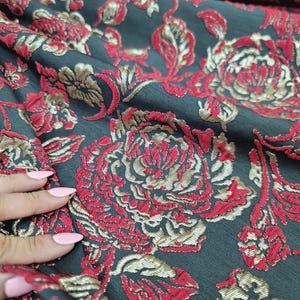 Tessuto broccato venduto tagliato su misura oro metallizzato rosso floreale sfondo nero tessuto broccato nero per tappezzeria di abiti artigianato