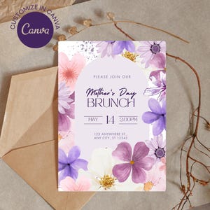 K&ouml;nnte beinhalten: Eine violette, rosa und wei&szlig;e Blumen-Einladung mit helllila Hintergrund. Der Text lautet "Bitte nehmen Sie an unserem Muttertags-Brunch teil, am 14. Mai um 14:00 Uhr, 123 Anywhere St., Any City, ST 12345".