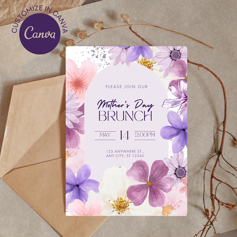 K&ouml;nnte beinhalten: Eine violette, rosa und wei&szlig;e Blumen-Einladung mit helllila Hintergrund. Der Text lautet "Bitte nehmen Sie an unserem Muttertags-Brunch teil, am 14. Mai um 14:00 Uhr, 123 Anywhere St., Any City, ST 12345".