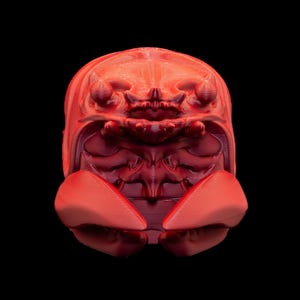 K&ouml;nnte beinhalten: Eine digital gerenderte, rote, insektenartige Skulptur vor schwarzem Hintergrund. Die Skulptur hat einen segmentierten K&ouml;rper mit einem abgerundeten Kopf und zwei gro&szlig;en, fl&uuml;gelartigen Anh&auml;ngen. Die Details deuten auf eine komplexe, strukturierte Oberfl&auml;che hin, wobei der Fokus auf der Form der Kreatur liegt.