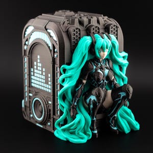 Puede incluir: Una unidad de altavoz de color gris oscuro con estilo mecánico, que presenta una pantalla de ecualizador digital cian brillante y un cono de altavoz circular. Una figura con largo cabello cian y armadura oscura se sienta delante.