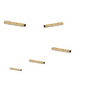 Puede incluir: Cinco tubos de metal retorcido de color dorado de diferentes longitudes. Los tubos son huecos y tienen un acabado liso y pulido.