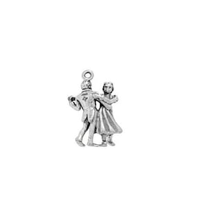 Peut inclure: Un charme en argent représentant un couple dansant. L'homme porte un costume et la femme une robe.