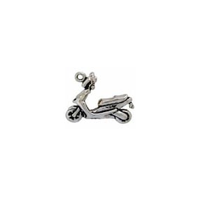 Könnte beinhalten: Ein kleiner, silberfarbener Roller-Anhänger mit filigranen Details. Der Anhänger zeigt ein klassisches Roller-Design, einschließlich Rädern, Sitz und Lenker. Er hat eine Schlaufe oben zum Befestigen an einer Halskette oder einem Armband. Ideal für Schmuck.