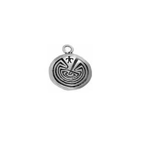 Puede incluir: Pendiente de plata con un diseño circular con un patrón de laberinto y una pequeña figura en el centro.
