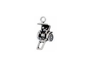 Peut inclure: Breloque en argent représentant un pousse-pousse, un mode de transport traditionnel asiatique. Le breloque est détaillé avec une petite figurine assise dans le pousse-pousse et une roue.