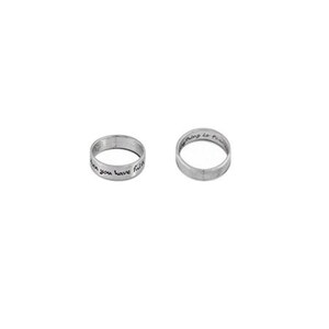 Op de afbeelding: Twee zilveren ringen met gegraveerde tekst. Eén ring leest "when you have faith" en de andere "nothing is impossible". De ringen staan tegen een witte achtergrond.
