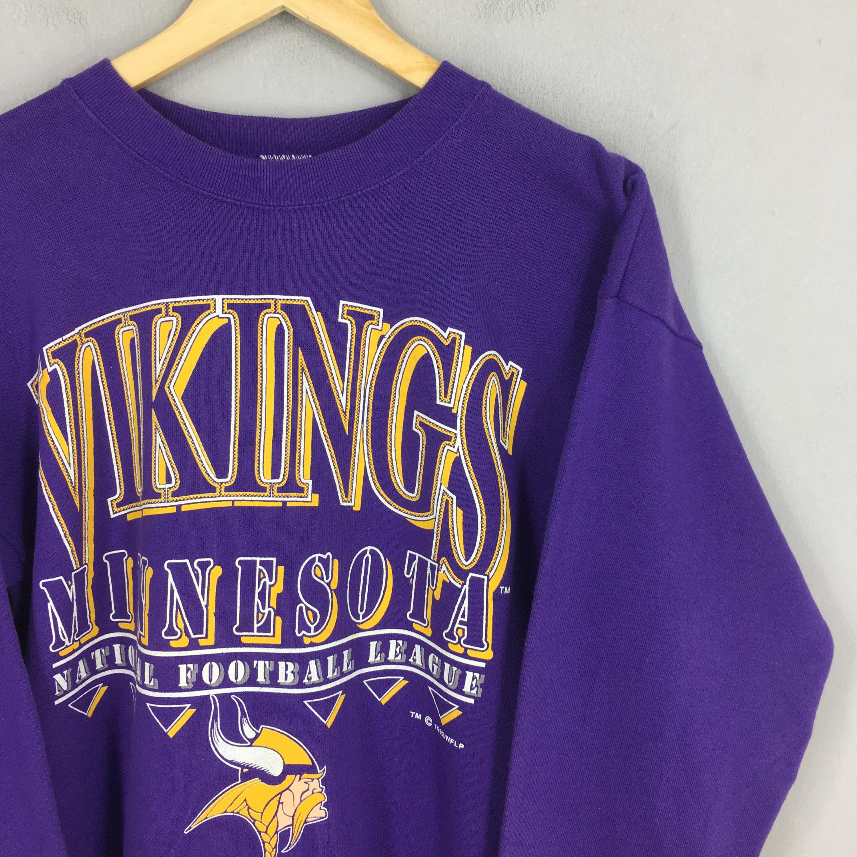 トップス 90s NFL MINNESOTA VIKINGS SWEAT Vintage 90s Minnesota Vikings NFL Rugby Purple Sweatshirt