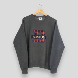 Felpa vintage anni &#39;90 grigia Boston State, girocollo grande, con ricamo Boston e scritta Boston University, taglia L.