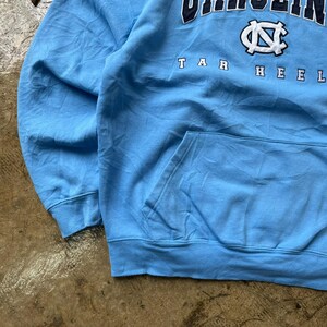 Vintage-North Carolina Tar Heels Hoodie Sweatshirt XLarge UNC Chapeaun Hill North Carolina bestickter Pullover Super-Fußball-Pullover XL Bild 4