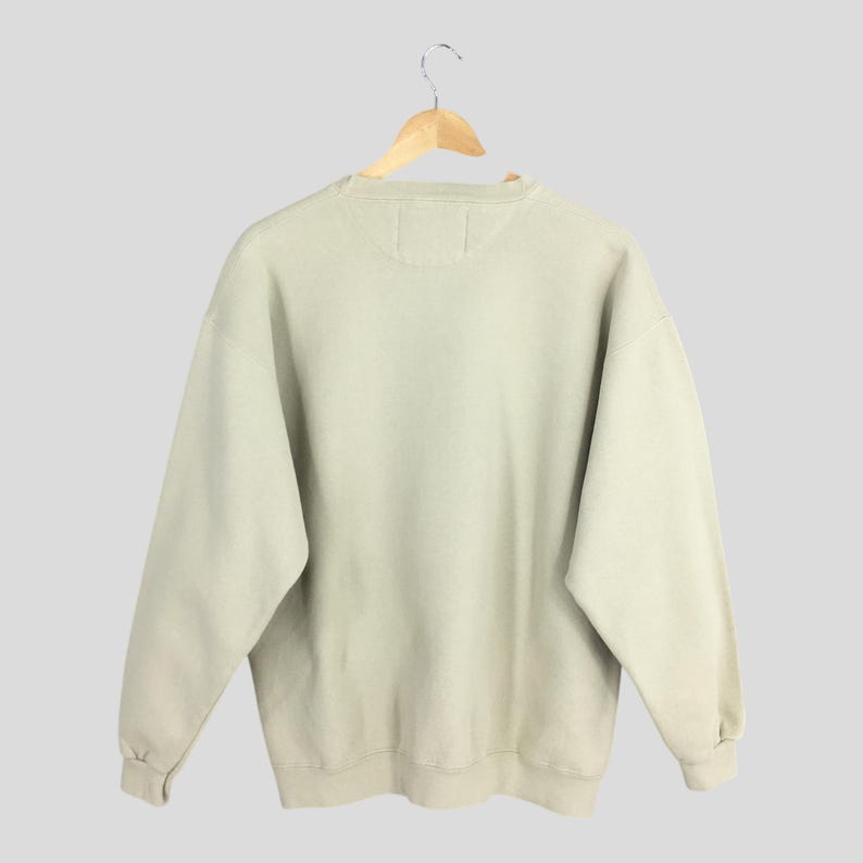 Peut inclure: Un sweat-shirt vert clair &agrave; col rond et manches longues.