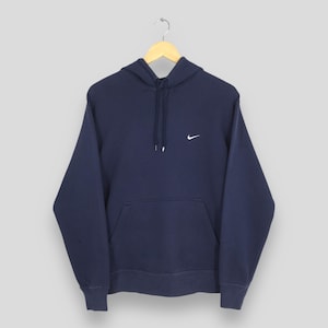 Pu&ograve; includere: Felpa con cappuccio blu navy con tasca frontale e cappuccio con coulisse. Il logo Nike &egrave; ricamato in bianco sulla parte superiore sinistra del petto. La felpa &egrave; appesa a una gruccia di legno.