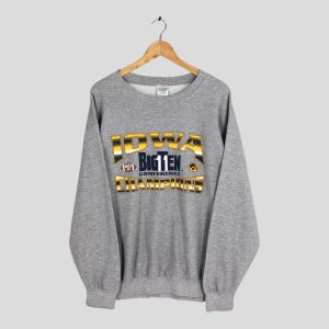 Vintage Iowa Hawkeyes NCAA Gray Sweatshirt Large Iowa Hawkeyes Football Big Ten Champions Printed Crewneck University Of Iowa Sweater Size L