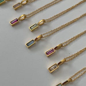 Collar con piedra de nacimiento