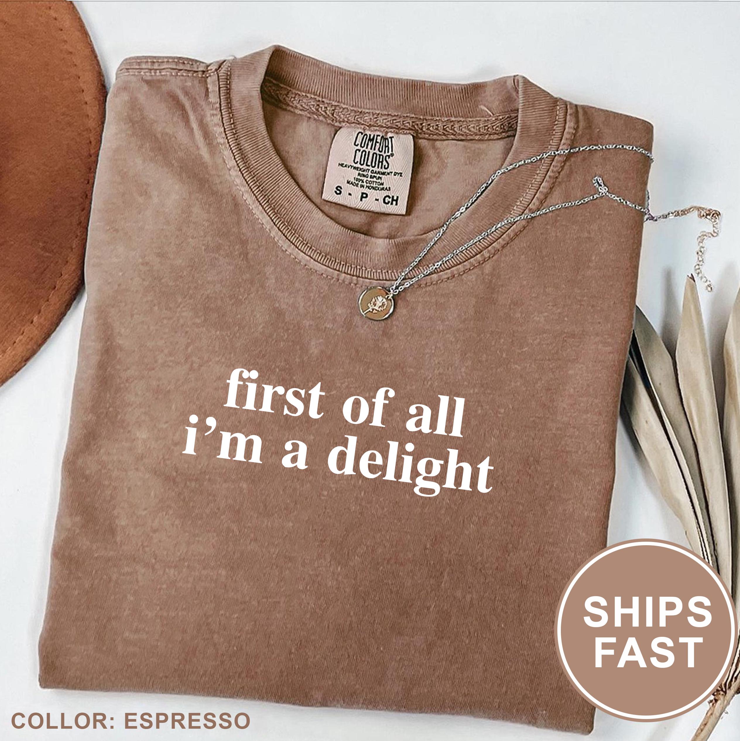 Comfort Colors®「First of All I&#39;m a Delight」シャツ、ユーモアのあるシャツ、皮肉なシャツ、面白い名言シャツ、皮肉な女性用トレンディシャツ