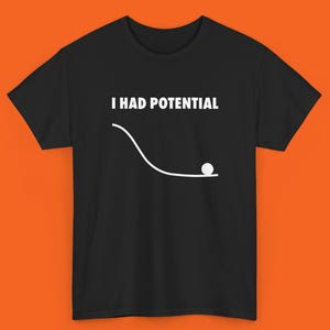 Op de afbeelding: Een zwart t-shirt met korte mouwen en een witte grafische print. Het ontwerp toont de tekst I HAD POTENTIAL boven een gebogen lijn die een helling voorstelt, met een kleine witte cirkel onderaan het einde van de curve aan de rechterkant.