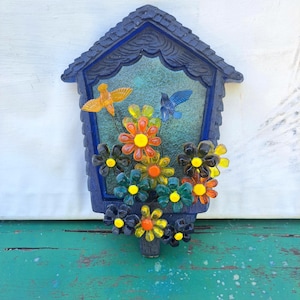 Casa de pájaros vintage con flores de lucita para colgar en la pared (dañada)