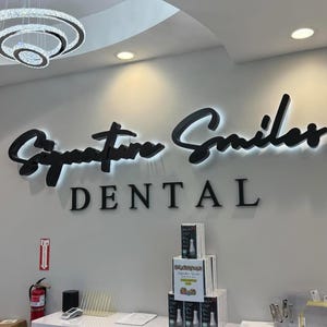 Letrero para clínica, letrero iluminado con halo, letrero con logotipo personalizado, letreros comerciales en 3D, letras metálicas grandes, letrero con logotipo para recepción, letrero para clínica dental