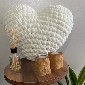 weißes Kissen in Herzform, Sherpa-Herzkissen, Plüsch, Valentinstaggeschenk, Halloweenkissen, schwarzes dekoratives Kissen, Geschenkidee Weihnachten