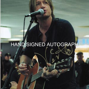 KEITH URBAN AUTOGRAPH 8 1/2 x 11 Color Photo With Coa
