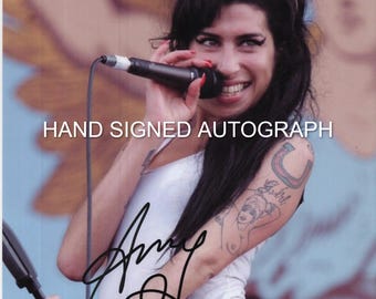 AMY WINEHOUSE AUTOGRAMM Handsigniertes Farbfoto mit Wappenrock