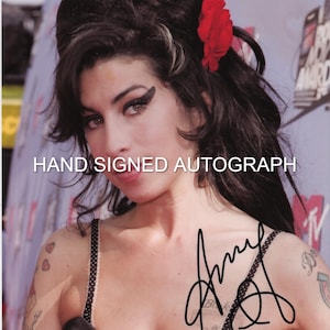 AMY WINEHOUSE AUTOGRAPH Hand Signed 8 1/2 x 11 Color Photo With Coa