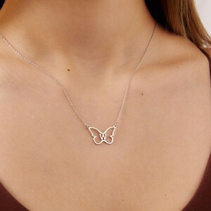 Colar com inicial de borboleta personalizado, pingente de letra personalizado, joias delicadas com monograma, presente de aniversário para ela, presente para a mãe