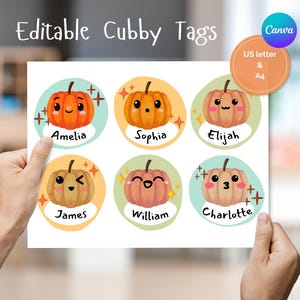 Puede incluir: Una hoja de etiquetas de casilleros editables con seis calabazas de dibujos animados con diferentes expresiones y nombres: Amelia, Sophia, Elijah, James, William y Charlotte. Las etiquetas tienen un diseño circular con un fondo claro. Las palabras "Editable Cubby Tags" están en la parte superior.