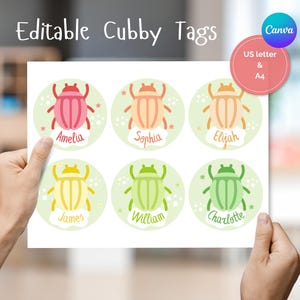 Może przedstawiać: Arkusz sześciu okrągłych etykiet do druku z napisem Editable Cubby Tags, przedstawiający kolorowe ilustracje chrząszczy w kolorach różowym, pomarańczowym, brzoskwiniowym, żółtym, limonkowym i zielonym. Każdy chrząszcz znajduje się nad białą chmurką.