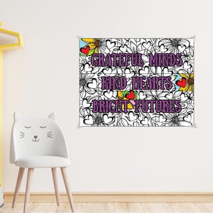 Op de afbeelding: Een zwart-wit printbaar wanddecoratiedesign met een bloemenpatroon en de tekst "Grateful Minds Kind Hearts Bright Futures".