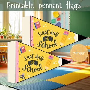 Op de afbeelding: Twee bedrukbare wimpelvlaggen met de tekst "First day of School" en "Last day of School" op een gele achtergrond. Elke vlag heeft een potlood- en boekafbeelding. De vlaggen zijn ongeveer 19,8 cm x 14 cm groot.