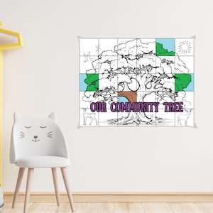 Puede incluir: Una ilustración en blanco y negro de un gran árbol con ramas y raíces. El árbol está dividido en cuadrados, y el texto "OUR COMMUNITY TREE" está escrito debajo del árbol.