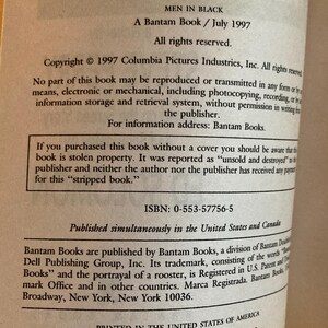 Peut inclure: Page du livre "MEN IN BLACK" de Bantam Books, publi&eacute; en juillet 1997. Le texte comprend des informations sur le droit d'auteur, l'ISBN et les d&eacute;tails de l'&eacute;diteur. Le livre est imprim&eacute; aux &Eacute;tats-Unis d'Am&eacute;rique.