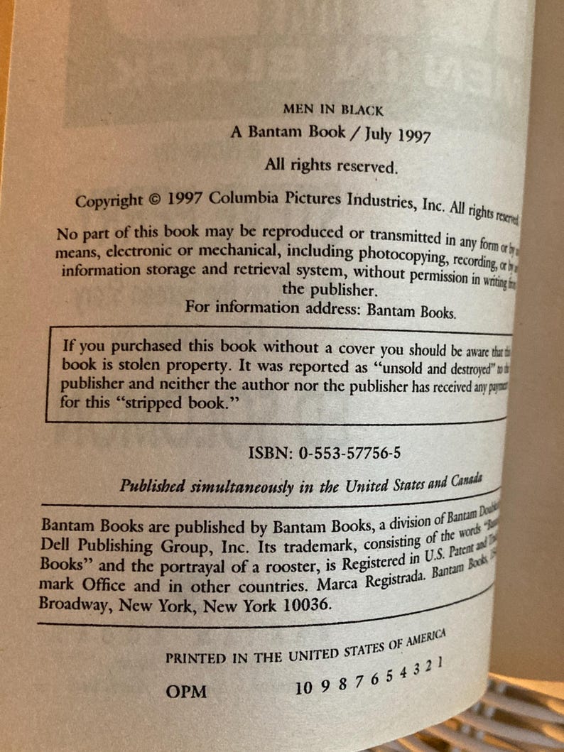 Peut inclure: Page du livre "MEN IN BLACK" de Bantam Books, publi&eacute; en juillet 1997. Le texte comprend des informations sur le droit d'auteur, l'ISBN et les d&eacute;tails de l'&eacute;diteur. Le livre est imprim&eacute; aux &Eacute;tats-Unis d'Am&eacute;rique.
