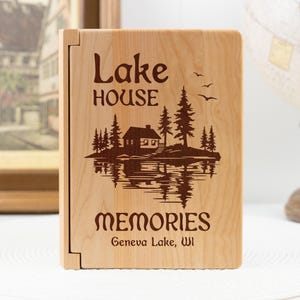 Álbum de fotos de casa de lago de madera de arce grabada: regalo de decoración de cabaña