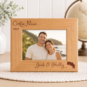 Cornice portafoto personalizzata in legno del Costa Rica: ricordo di viaggio inciso, con mappa.